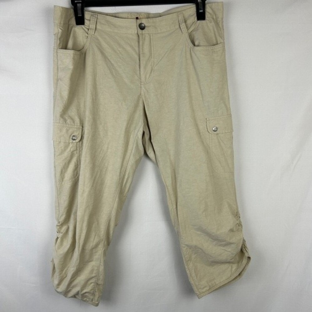 Woolrich beige hiking cargo capri size 10